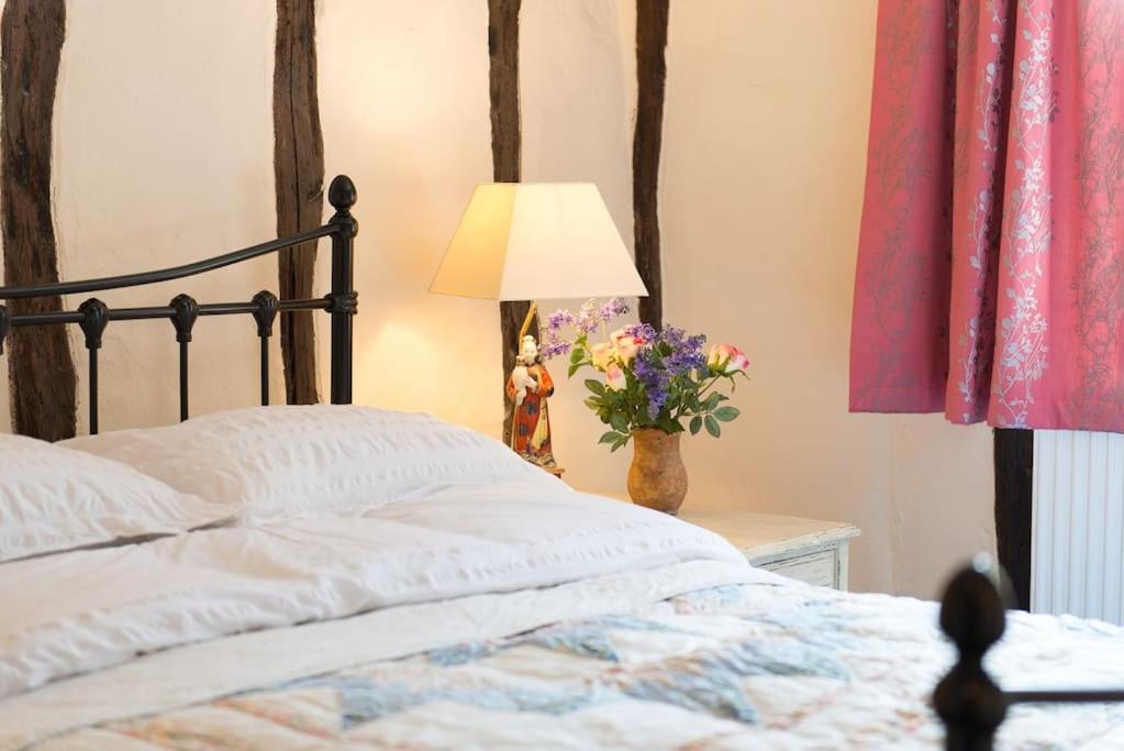 Meddlars A Historic Cottage On The Countryside Edge Of A Vibrant Market Town Hadleigh  외부 사진